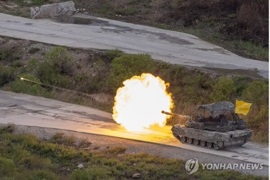 국방부는 경기도 포천시 승진훈련장에서 지난 5월 말 2026 합동화력훈련을 실시했다. 이번 훈련은 한국군 주요 전력이 대거 참여하는 합동화력훈련으로 K-방산 주력장비와 신규 무기체계 등을 소개하는 자리였다. 사진은 지난 5월21일 실시된 합동화력훈련 미디어데이에서 육군 K2 전차가 포탄을 발사하는 모습이다. / 사진=연합뉴스