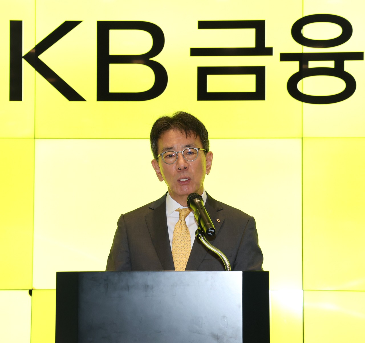 KB금융 차기 회장 후보로 내정된 이재근 부문장이 지난달 14일 서울 여의도 KB금융 신관 로비에서 소감을 밝히고 있다. 이 후보가 국민은행장과 그룹 글로벌사업부문장을 거치며 정상화를 관리해온 인도네시아 KB뱅크는 LAR 개선에도 연결 NPL이 9.98%로 상승해 ‘대출의 질’ 관리가 과제로 남았다./사진=연합뉴스